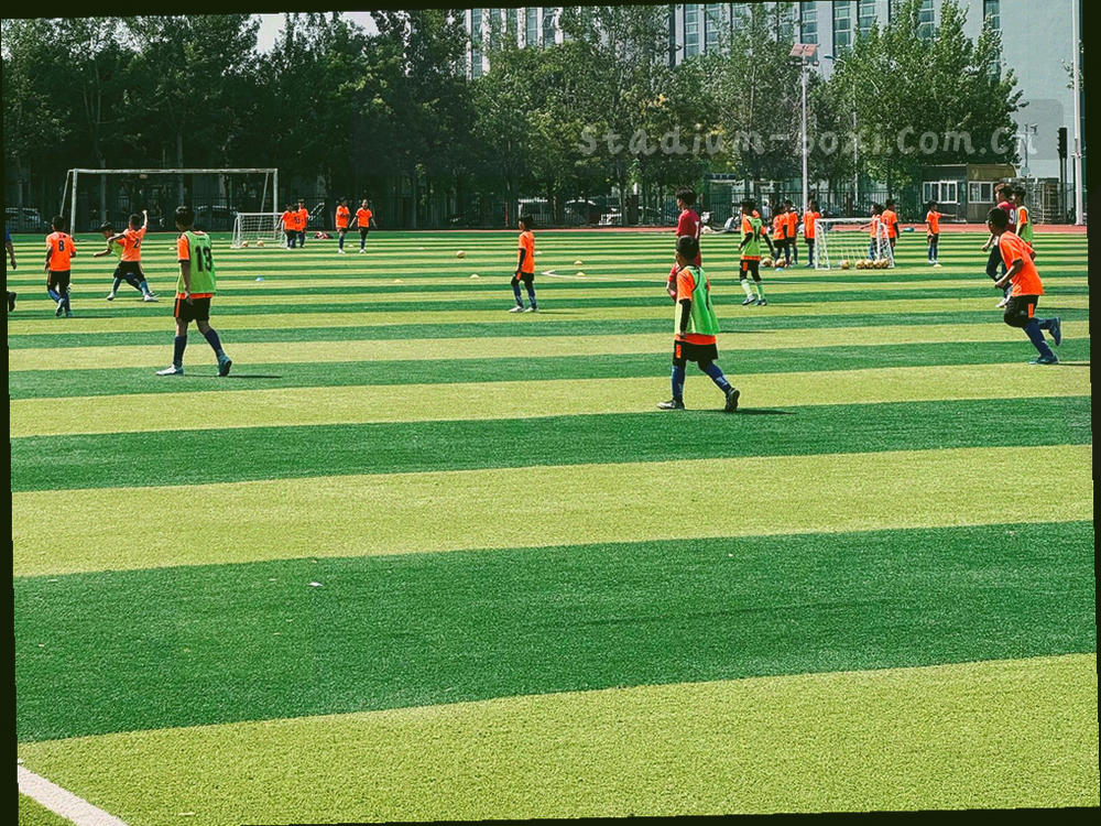 球场边线局部与等宽时间标记的抽象合成画面